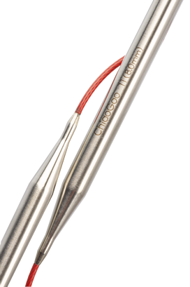 ChiaoGoo Red Lace Rundstricknadel: Übergang von Edelstahlnadel zum roten, nylonummantelten Stahlseil mit eingelaserter Größenangabe