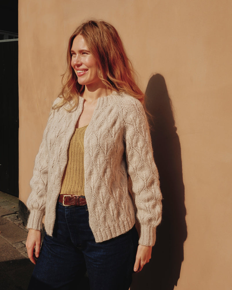 Olive Cardigan – Strickanleitung & Garnpaket - BONIFAKTUR - Kleinste -Olive Cardigan – Strickanleitung & Garnpaket - BONIFAKTUR