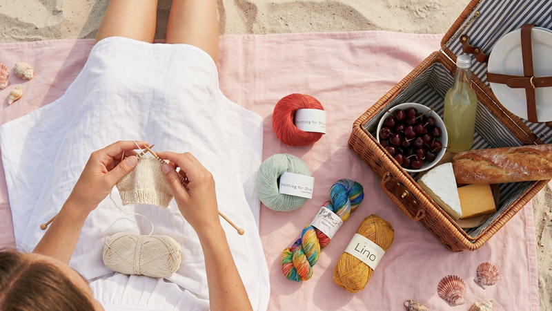 Stricken im Sommer: Warum die warmen Monate die beste Strickzeit sind