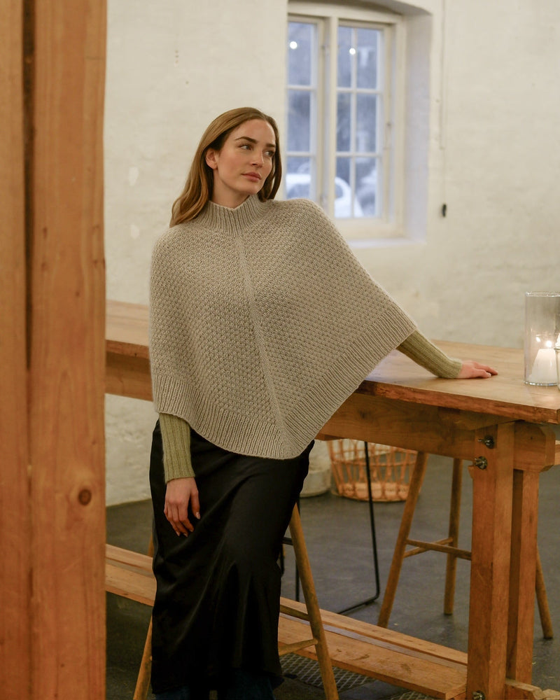 Elvira Poncho – Strickanleitung & Garnpaket - BONIFAKTUR - Kleinste -Elvira Poncho – Strickanleitung & Garnpaket