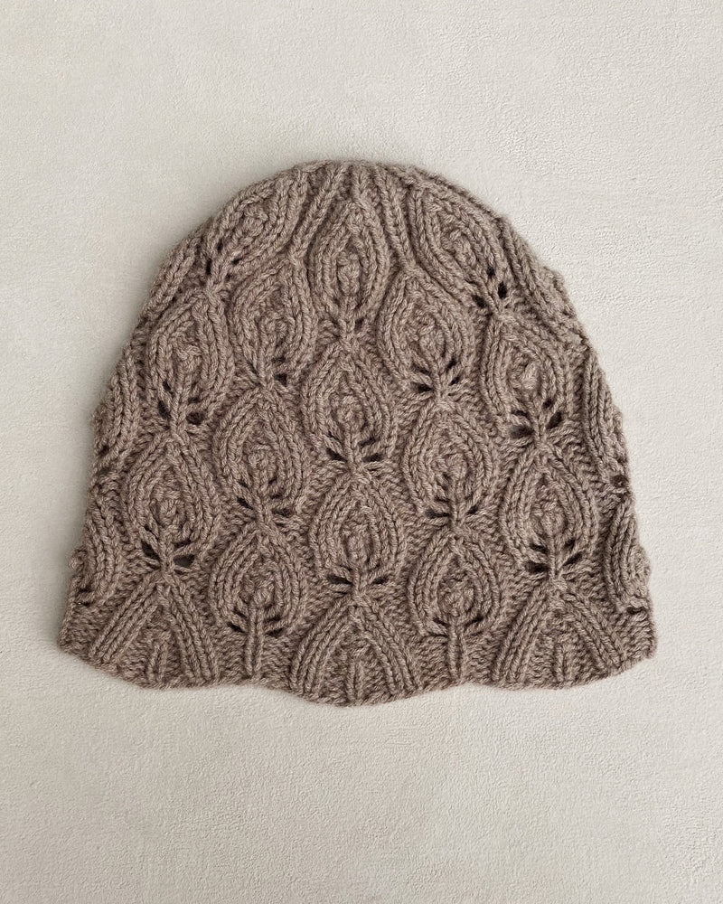 Peacock Hat & Capelet – Strickanleitung & Garnpaket - BONIFAKTUR - Kleinste - Peacock Hat & Capelet – Strickanleitung & Garnpaket